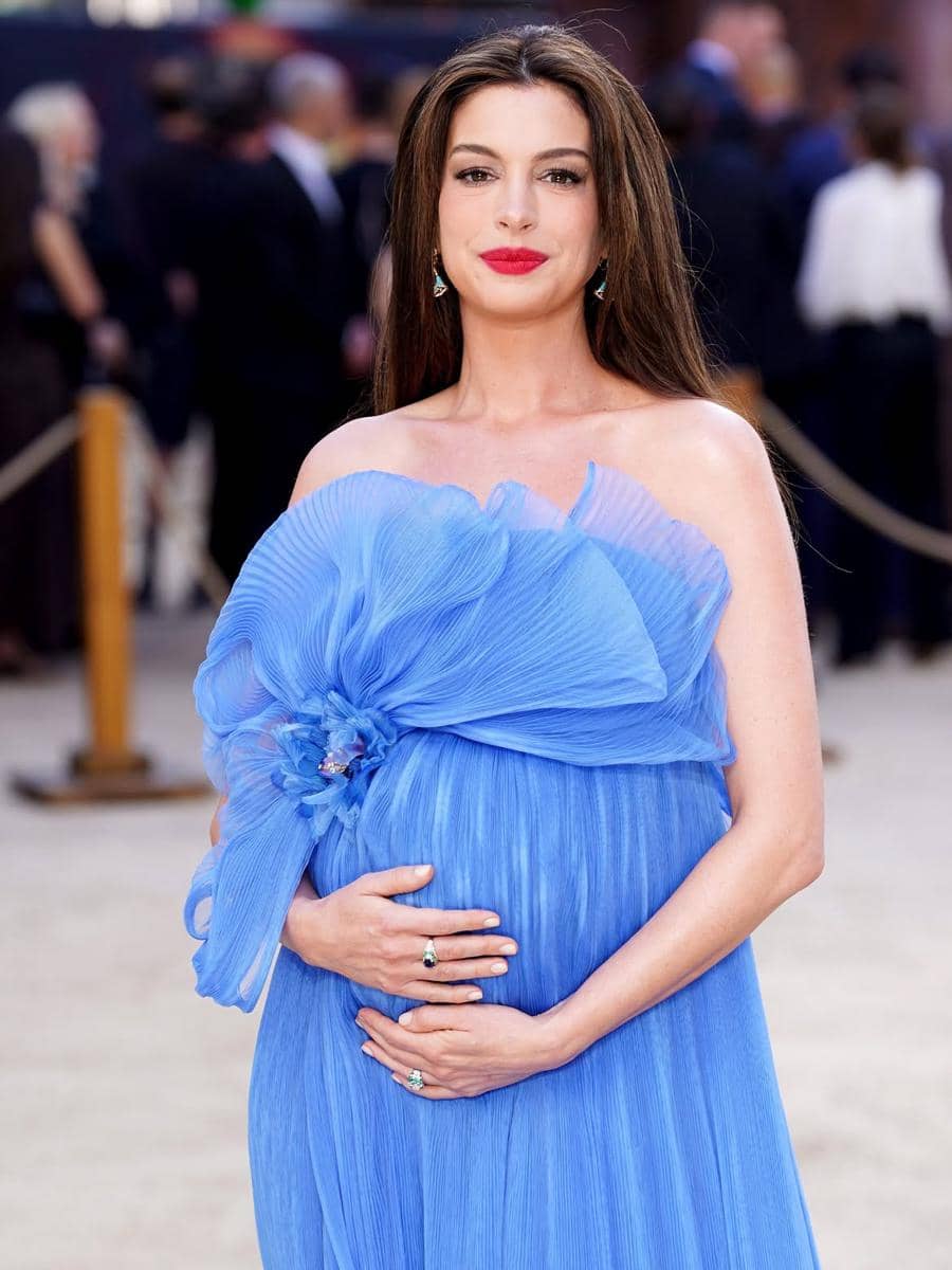 Foto Anne Hathaway saat premiere The Odyssey di London