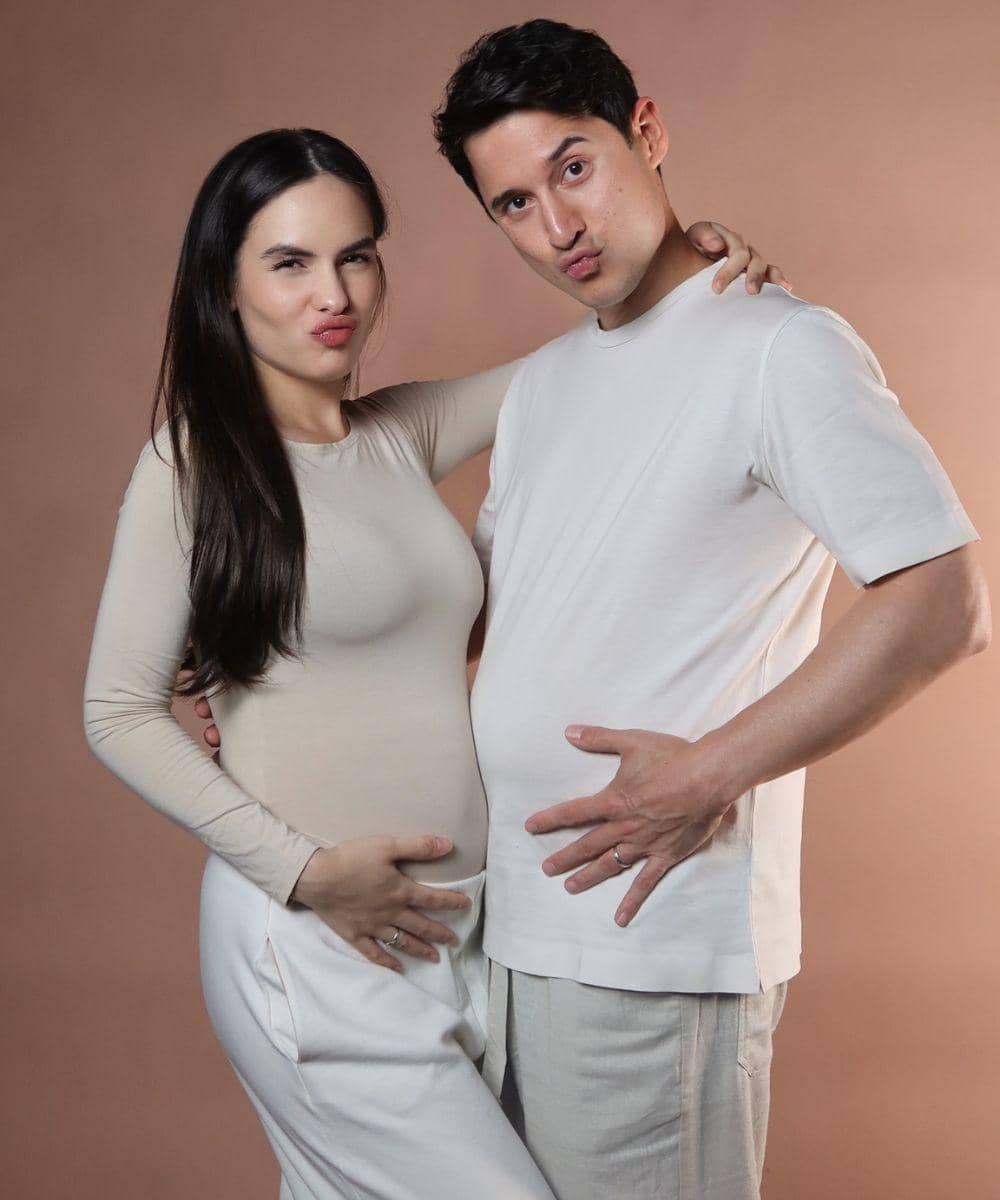 Inspirasi maternity shoot di rumah