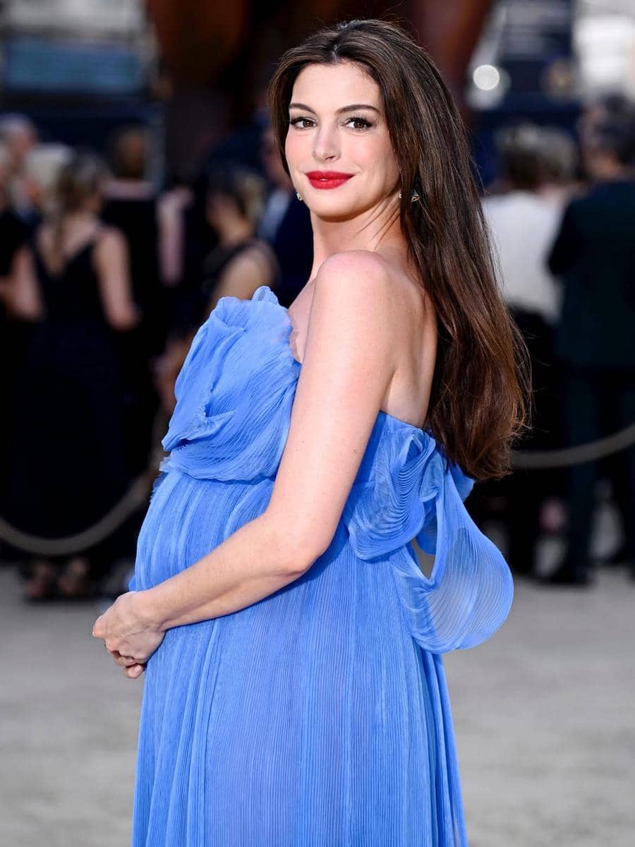 Foto Anne Hathaway saat premiere The Odyssey di London