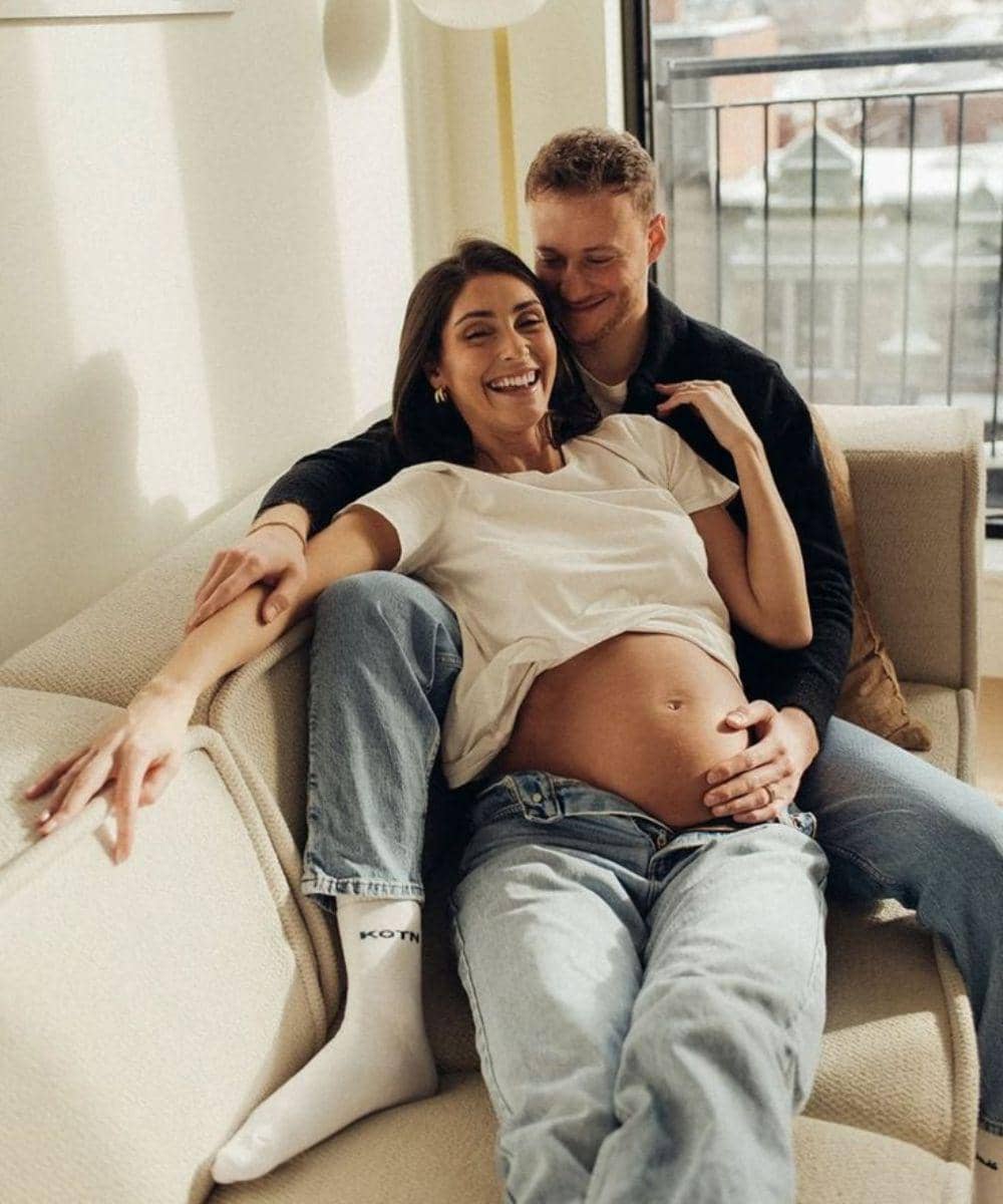 Inspirasi maternity shoot di rumah