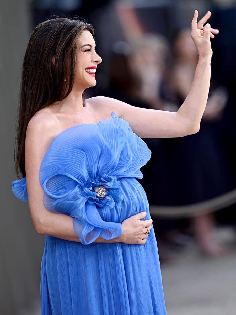 Foto Anne Hathaway saat premiere The Odyssey di London