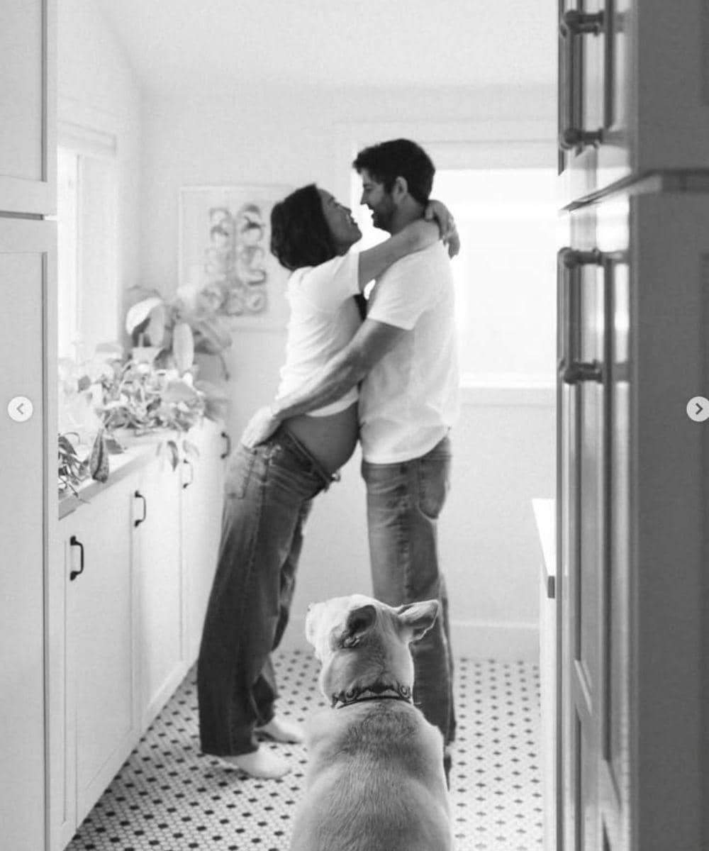 Inspirasi maternity shoot di rumah