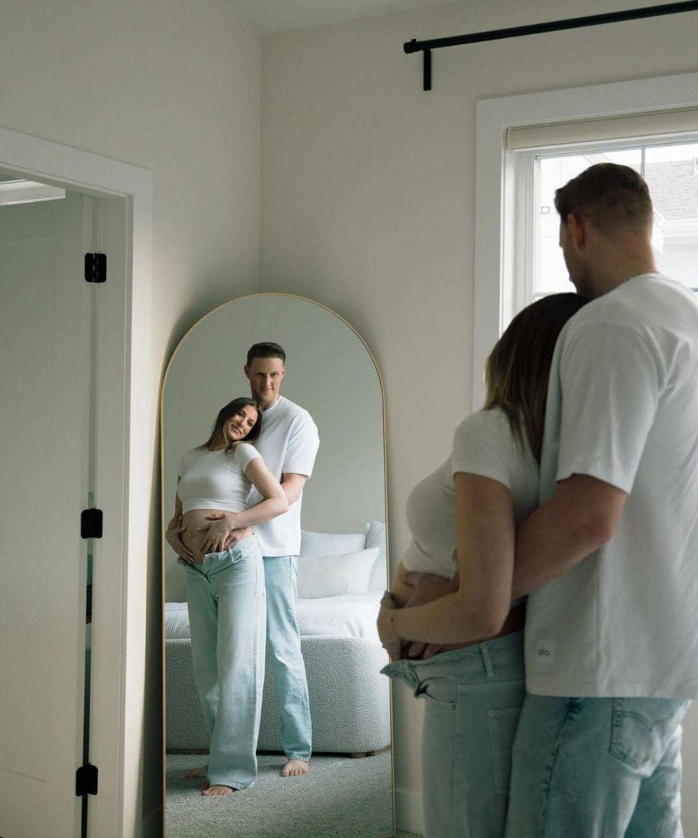 Inspirasi maternity shoot di rumah