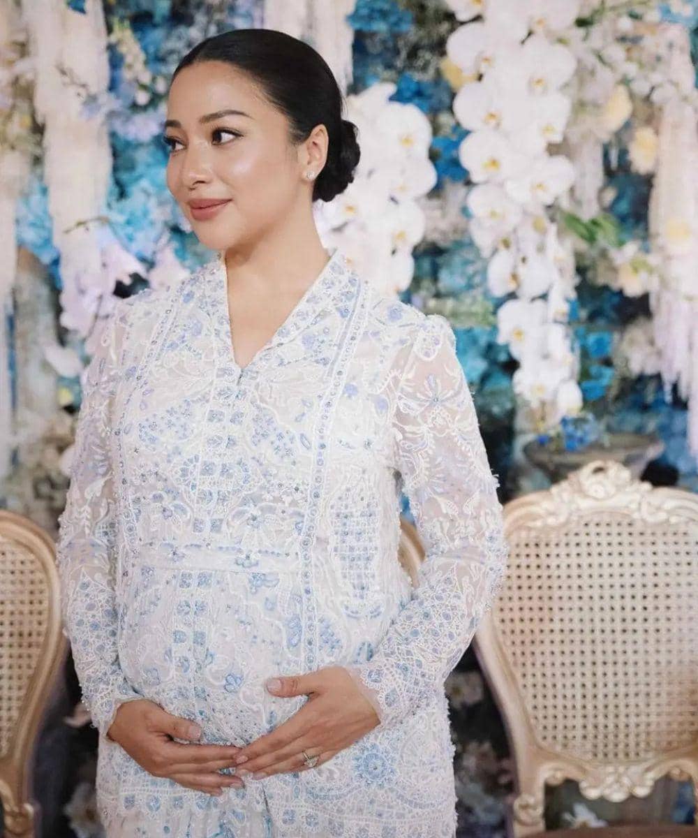 Inspirasi maternity shoot di rumah