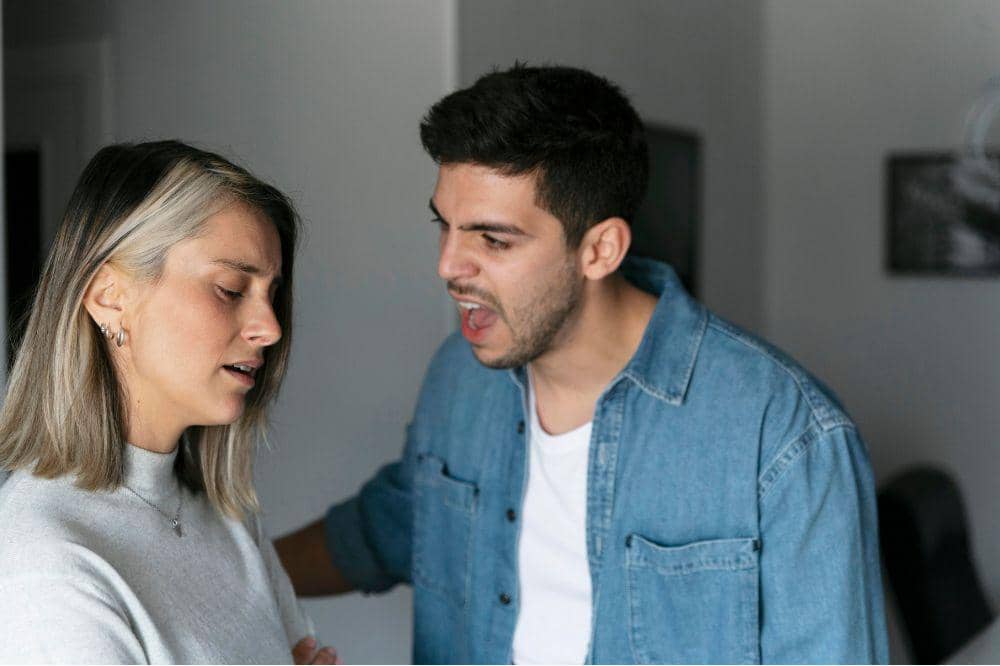 8 Ciri Laki-Laki Manipulatif yang Mempermainkan Hati Perempuan