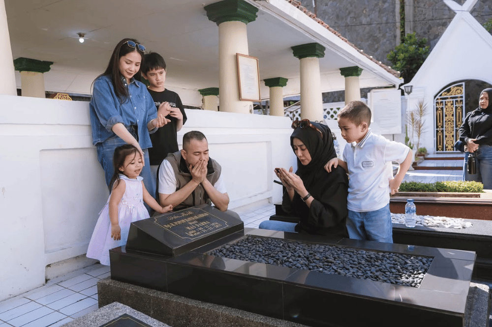 Raffi Ahmad bersama keluarga