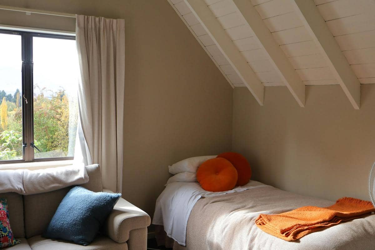 7 Cara Alami Bikin Kamar Tetap Harum saat Musim Panas
