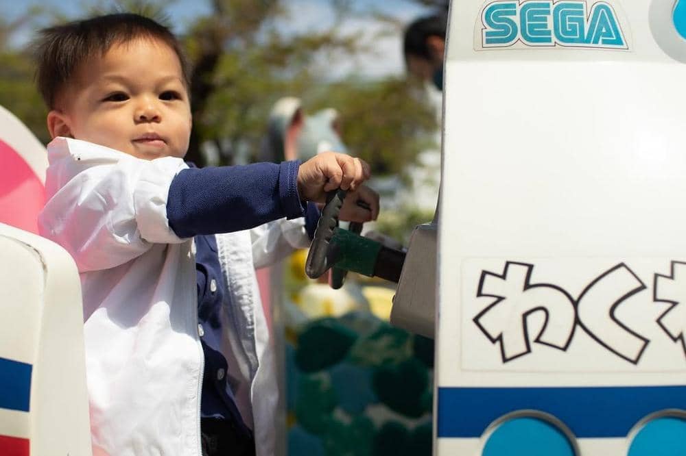 Baby Issa terlihat senang bermain mobil-mobilan