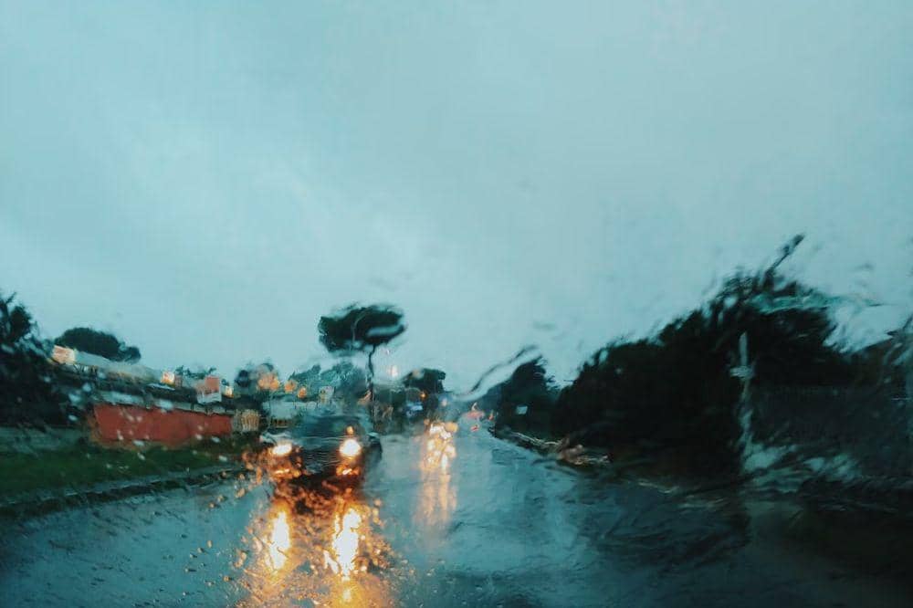 Risiko Kaca Berkabut dan Silau Saat Malam Hari