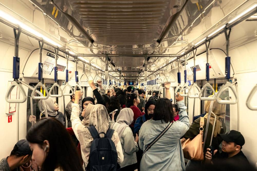Penuhnya gerbong kereta dengan penumpang yang sebagian besar pekerja