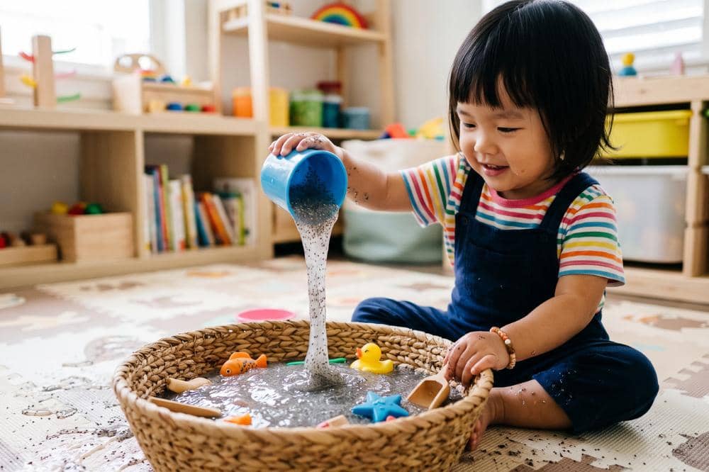 Sensory play chia seed melatih motorik halus anak dari aktivitas memindahkan ke wadah yang berbeda