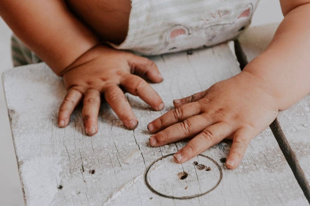 Jemari mungil anak yang mengeksplorasi berbagai macam tekstur dalam aktivitas sensory play
