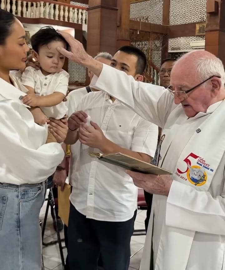 Andrew resmi menerima sakramen baptis yang dipimpin langsung oleh Romo Carolus