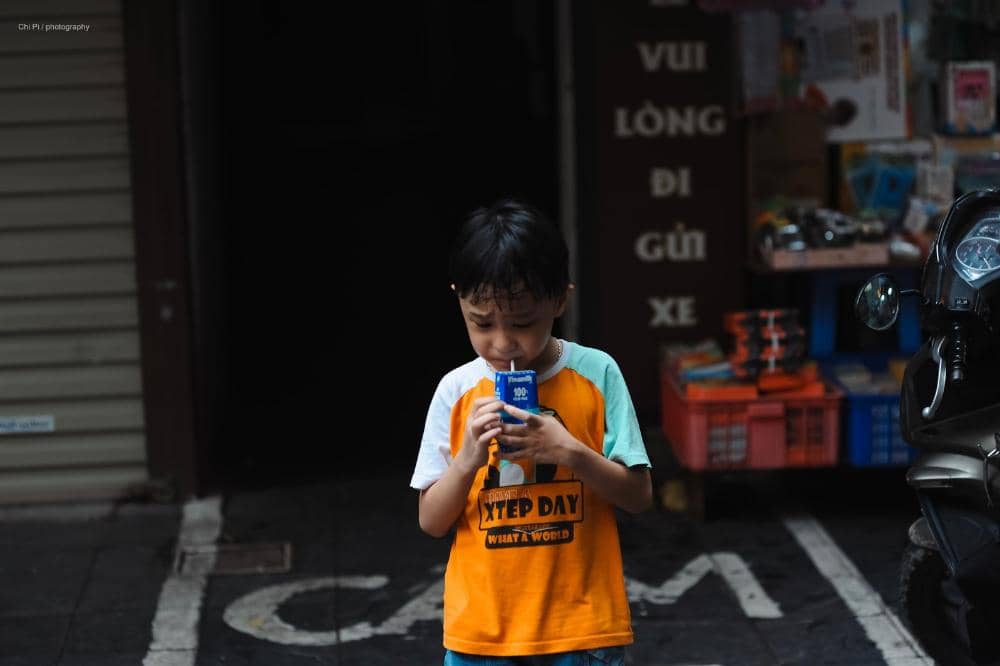Anak sedang mengonsumsi minuman berperisa dengan kandungan gula tinggi