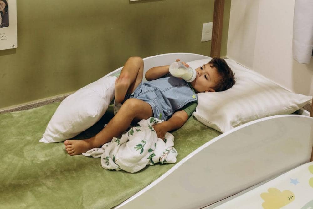 Anak meminum susu sambil tiduran kebiasaan ini bisa timbulkan karies gigi
