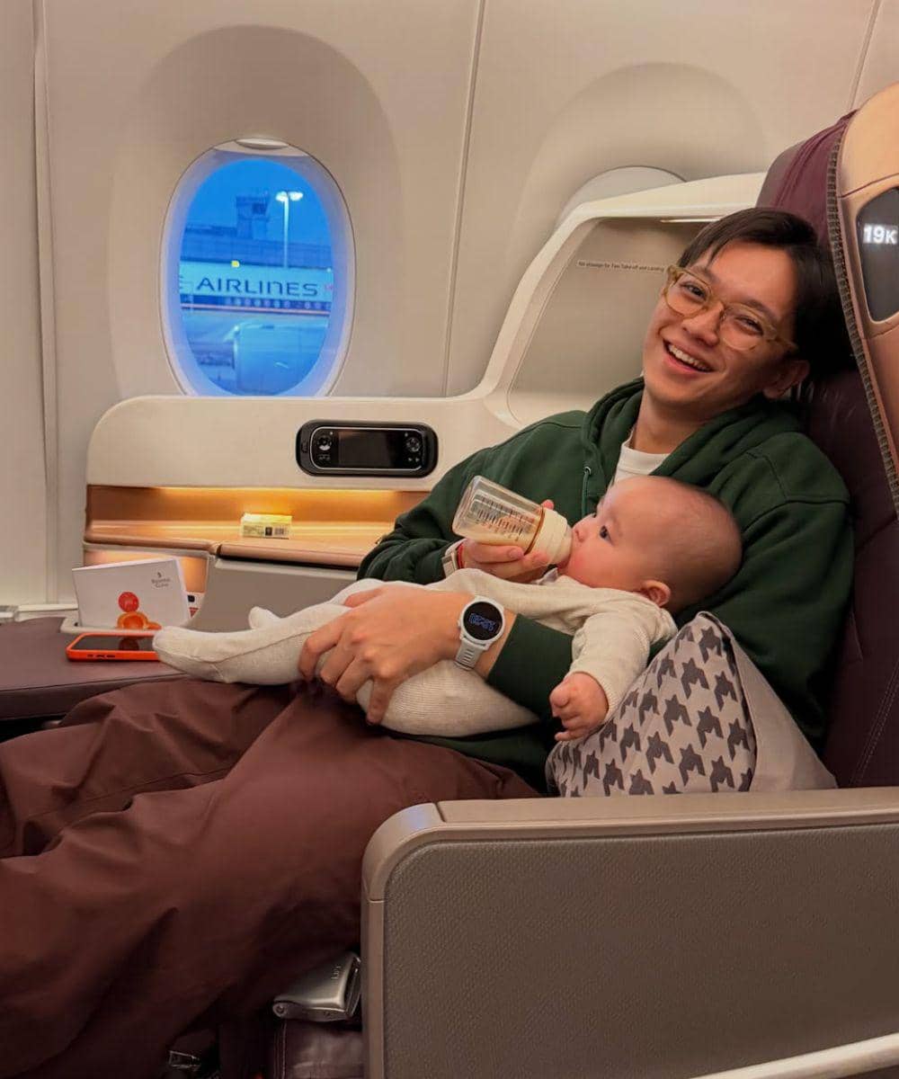 Perjalanan ke LA jadi pengalaman pertama Baby Arya naik pesawat
