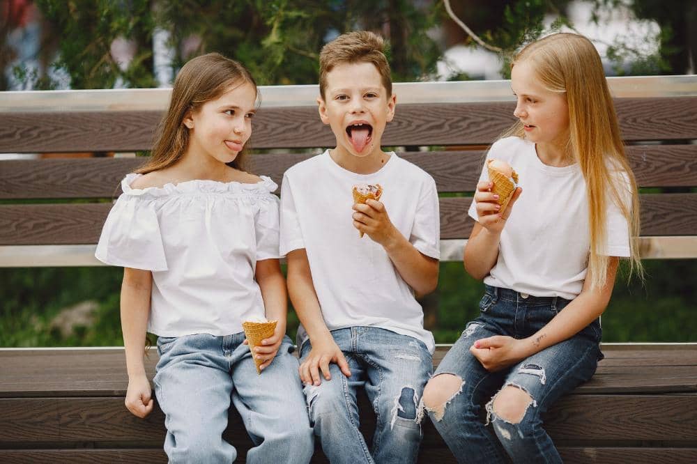 Anak memakan ice cream dengan ekspresi yang aneh