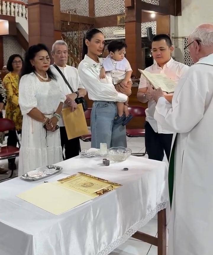 Andrew tetap tenang selama proses pembaptisan