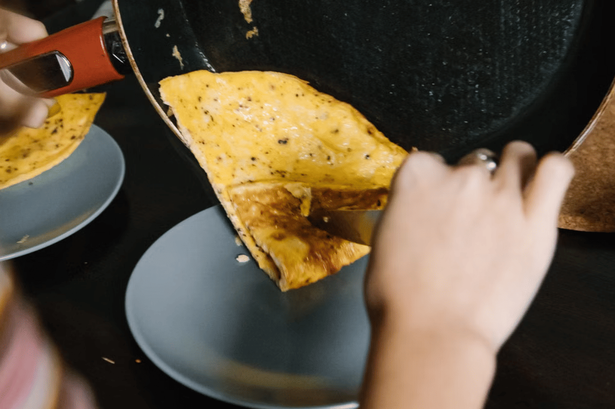 Telur harus dimasak hingga matang agar aman untuk anak