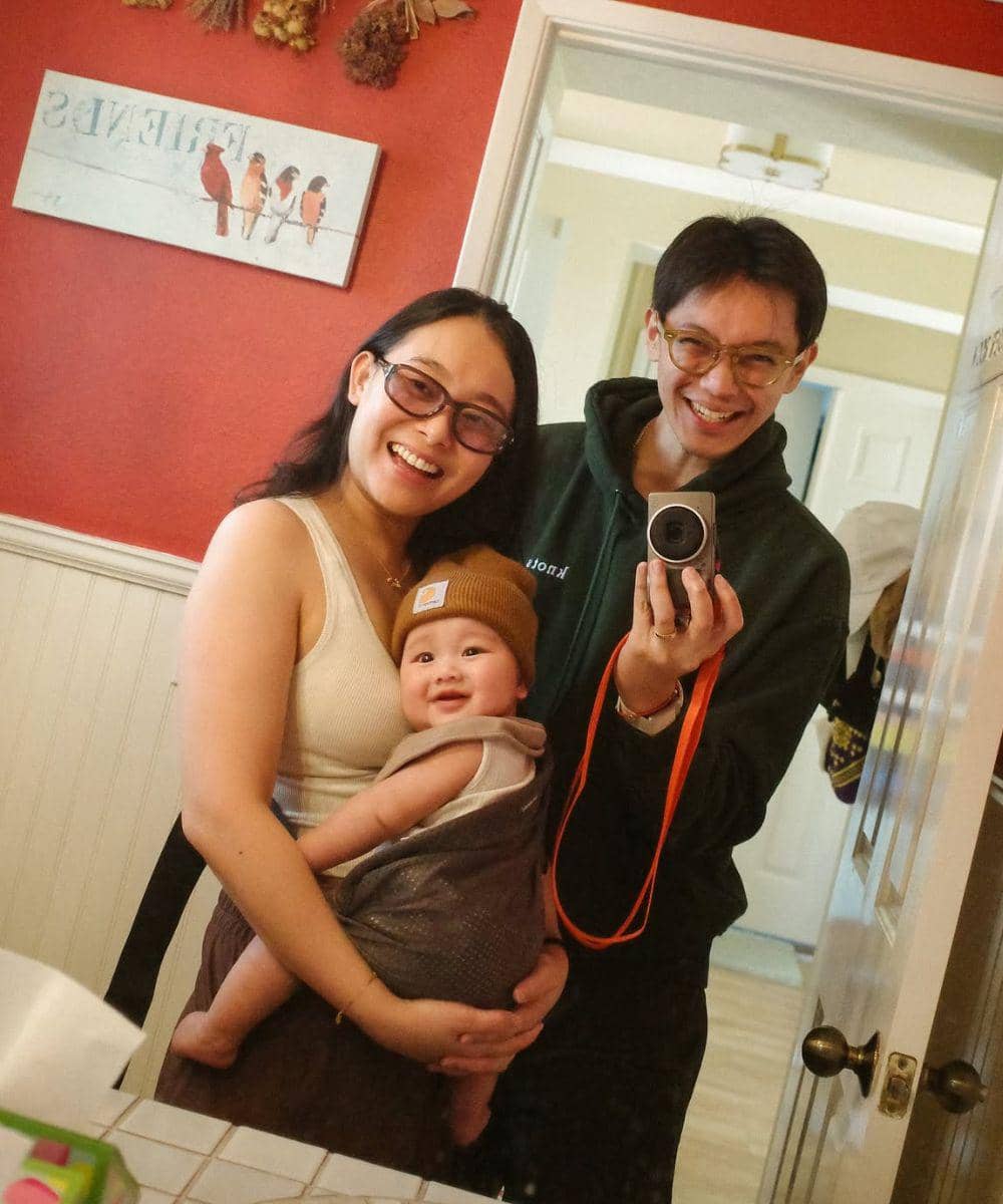 Mirror wefie pertama keluarga kecil Brandon setiba di penginapan
