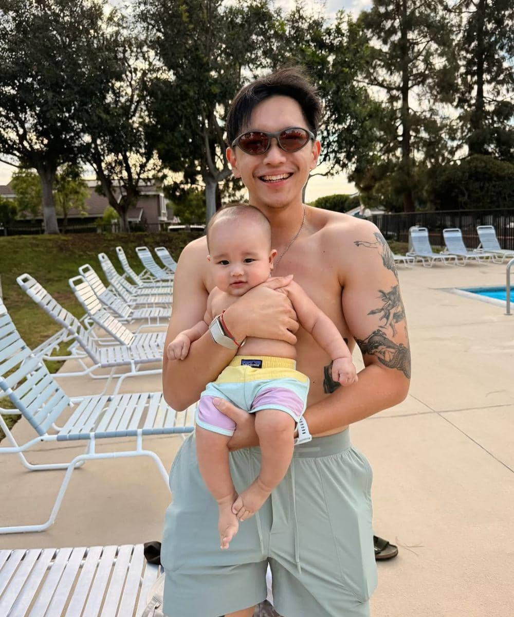 Arya bersantai bareng Papa Brandon di pinggir kolam renang
