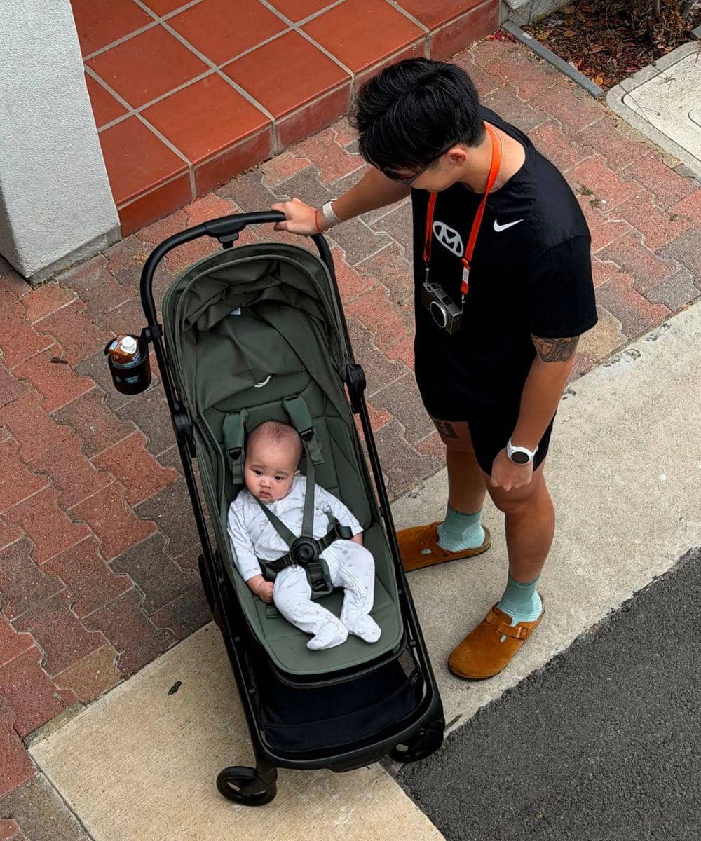 Quality time bareng Papa Brandon sambil jalan-jalan naik stroller
