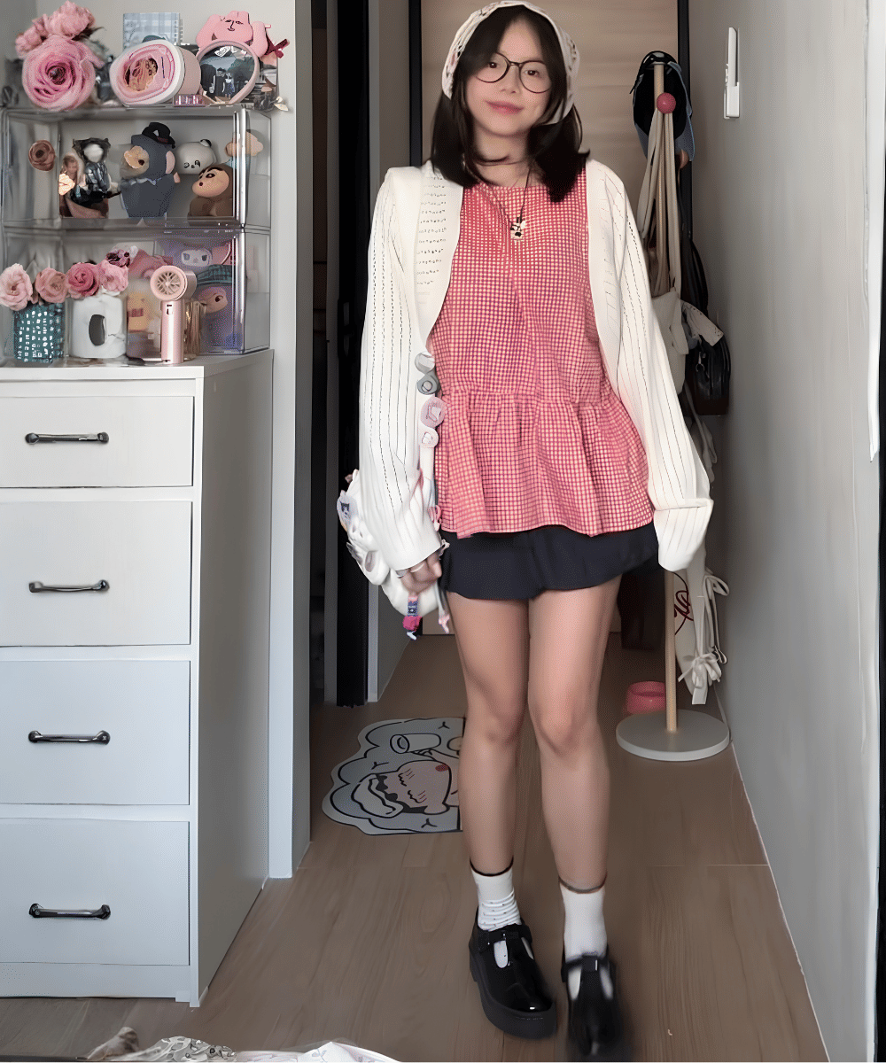 Gaya preppy dengan peplum top dan cardigan