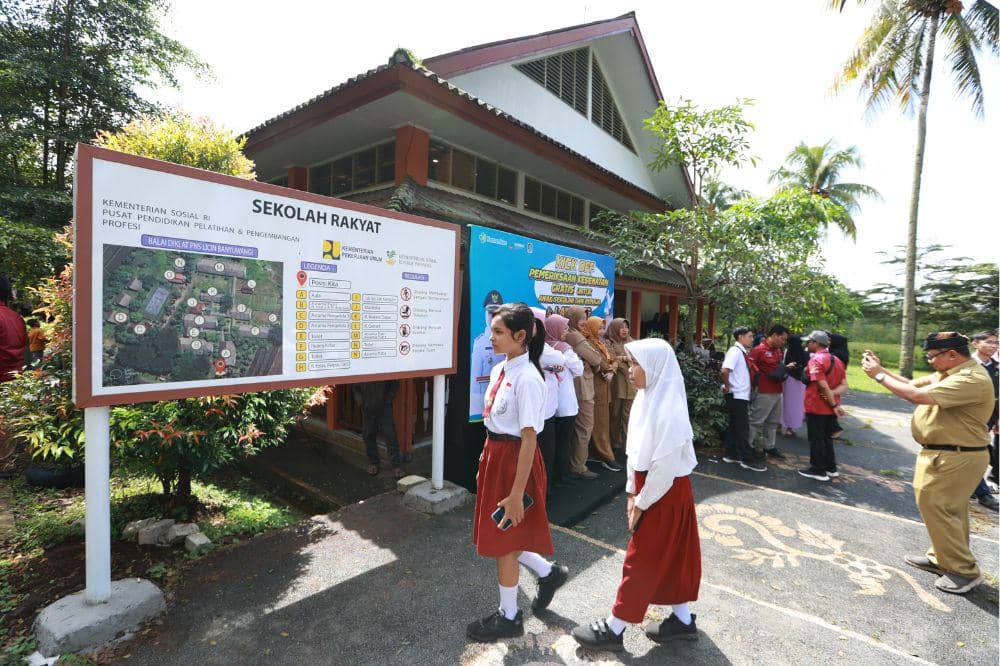 Kisah Haru Orangtua Relakan Anaknya Masuk Sekolah Rakyat, Apa Bedanya dengan Sekolah Biasa?