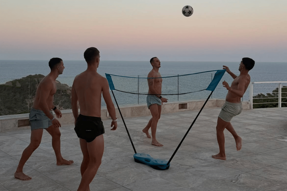 Dani Olmo dengan keluarga