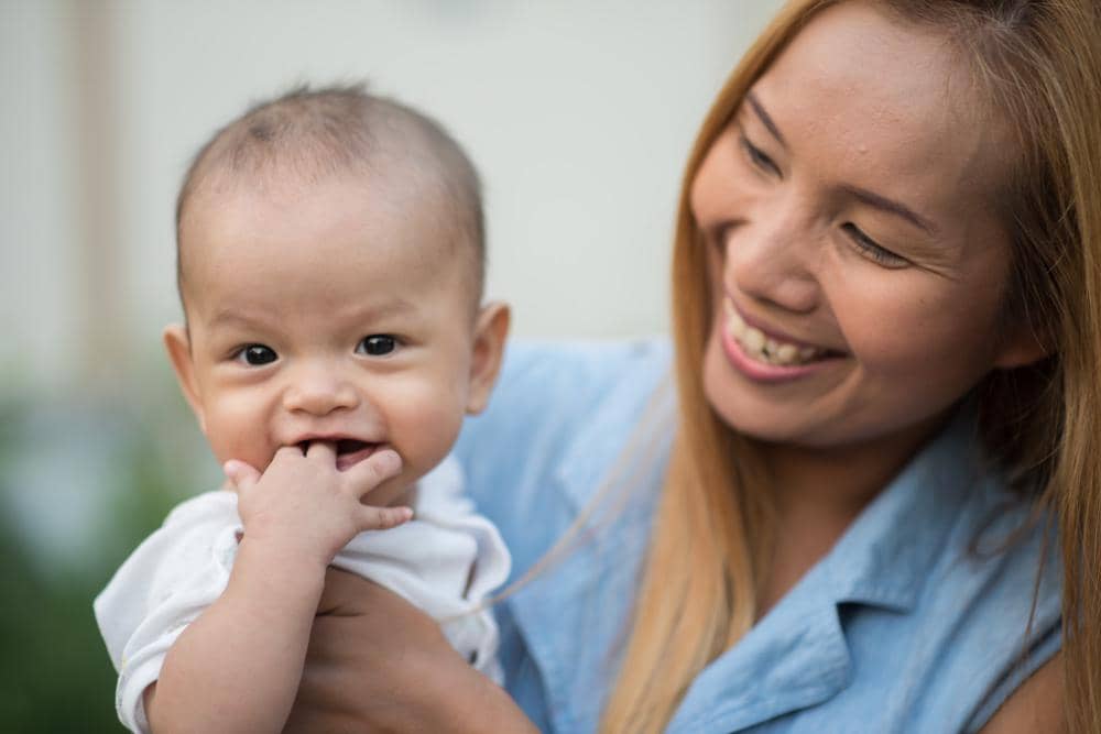 Bayi mulai ngiler dan suka gigit jari di usia 3-4 bulan