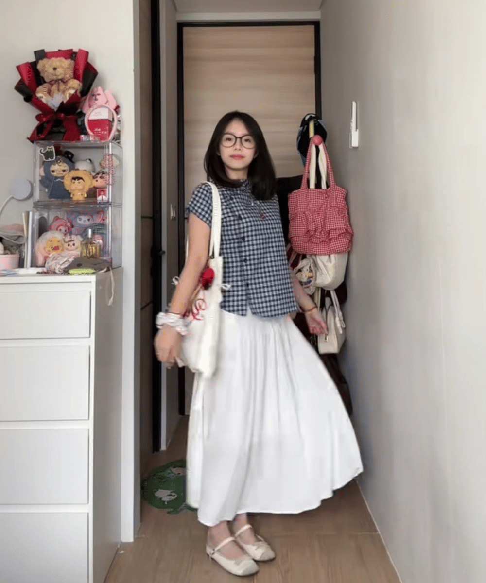 Tampil fresh dengan atasan motif kotak-kotak