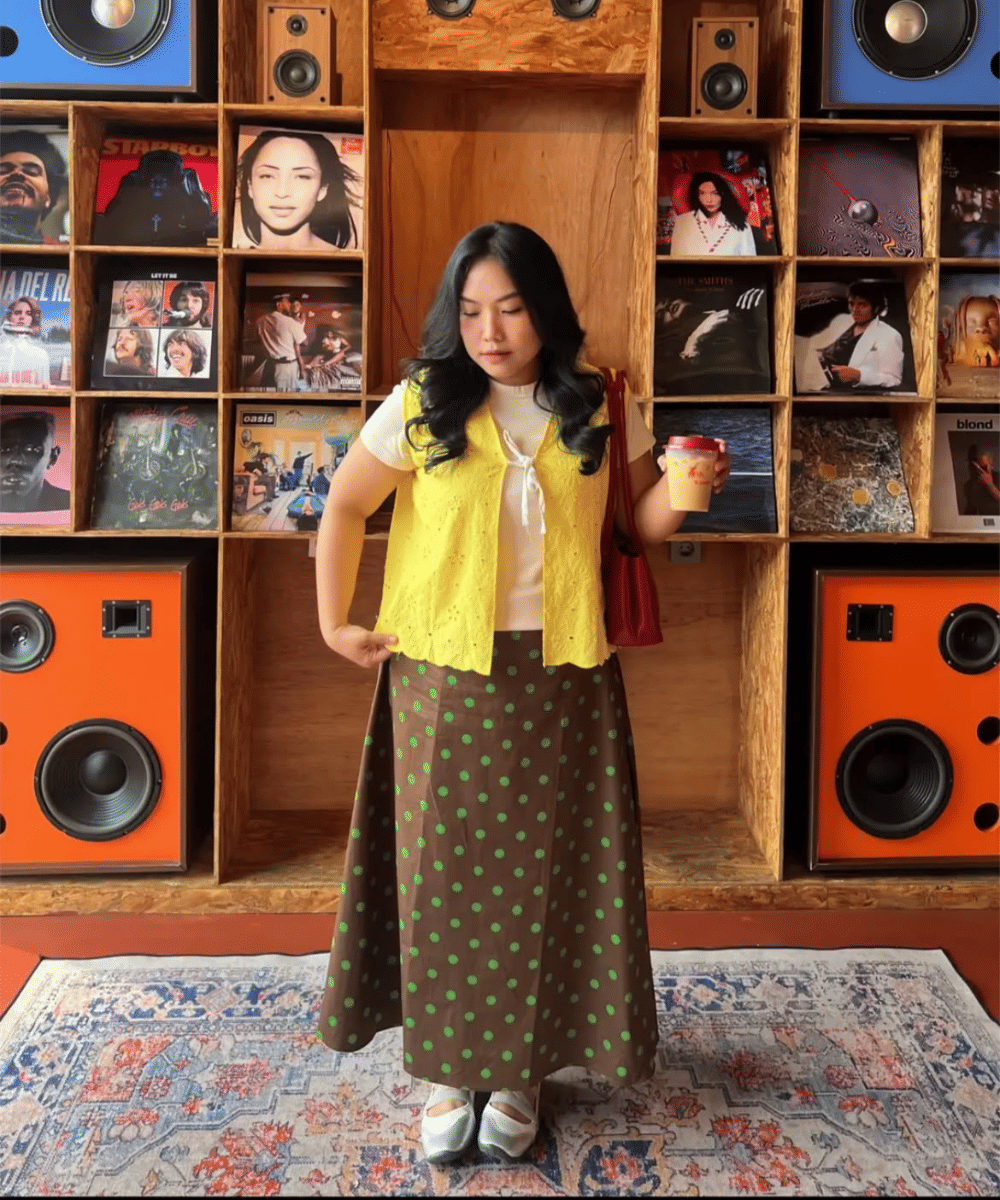 Gaya retro dengan rok polkadot