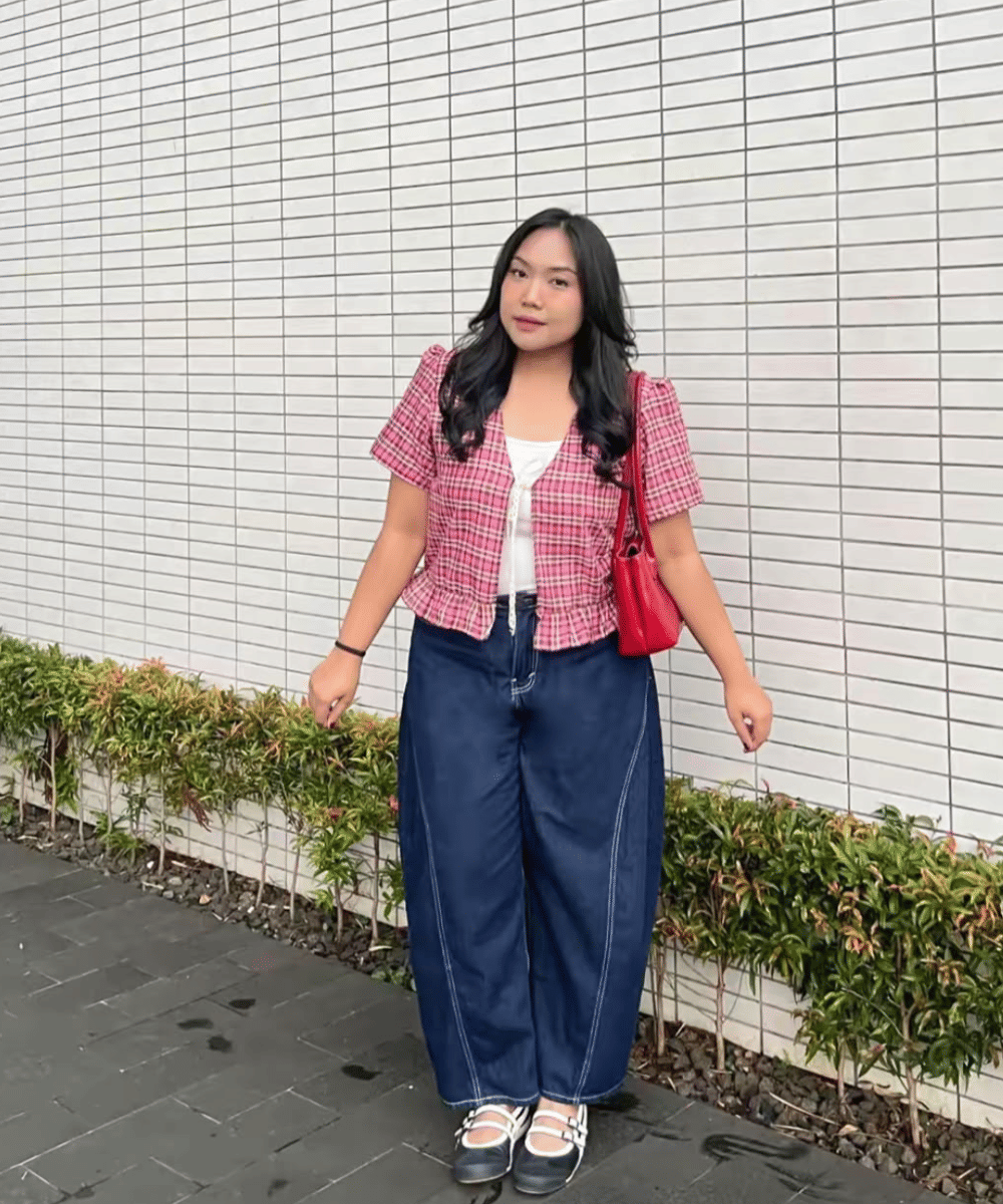 Gaya kasual dengan outer kotak-kotak