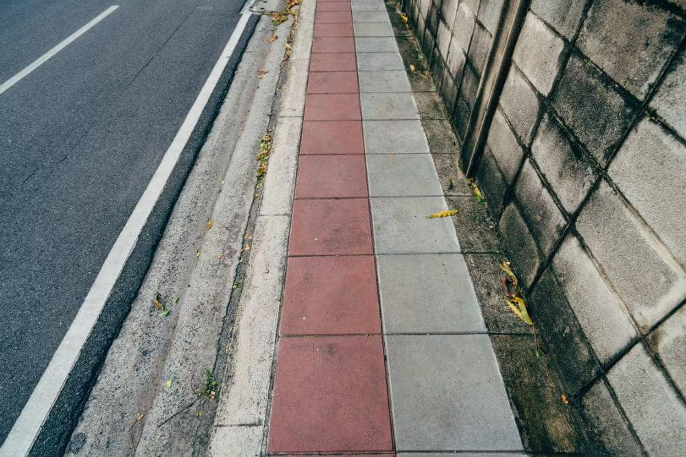 Tabrakan dengan pembatas jalan
