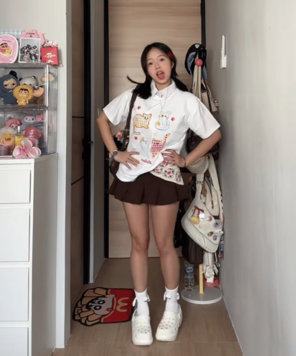 Tampil ekspresif dengan graphic tee dan rok pleated
