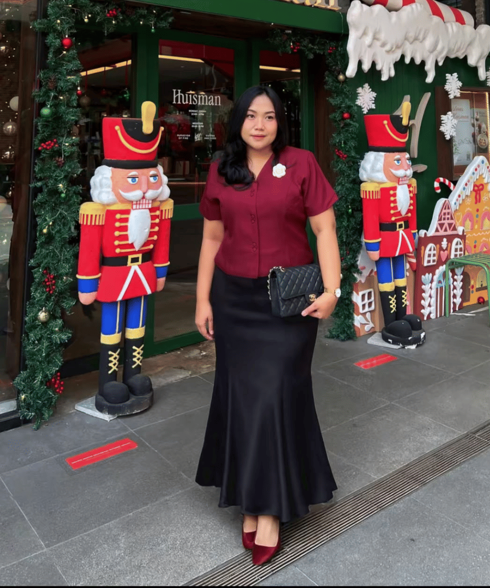 Kesan formal dengan rok satin