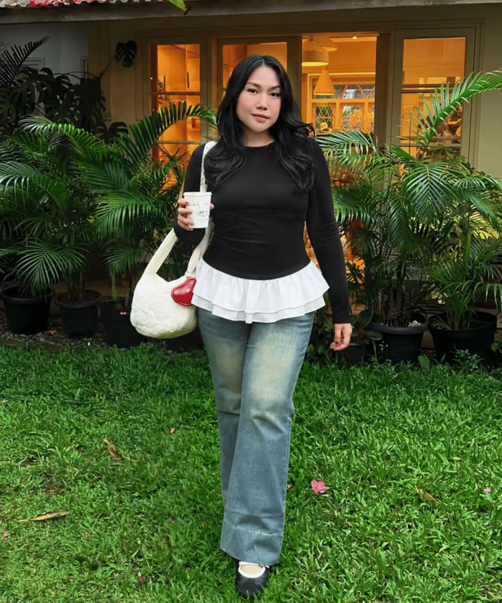 Sentuhan layering putih yang manis