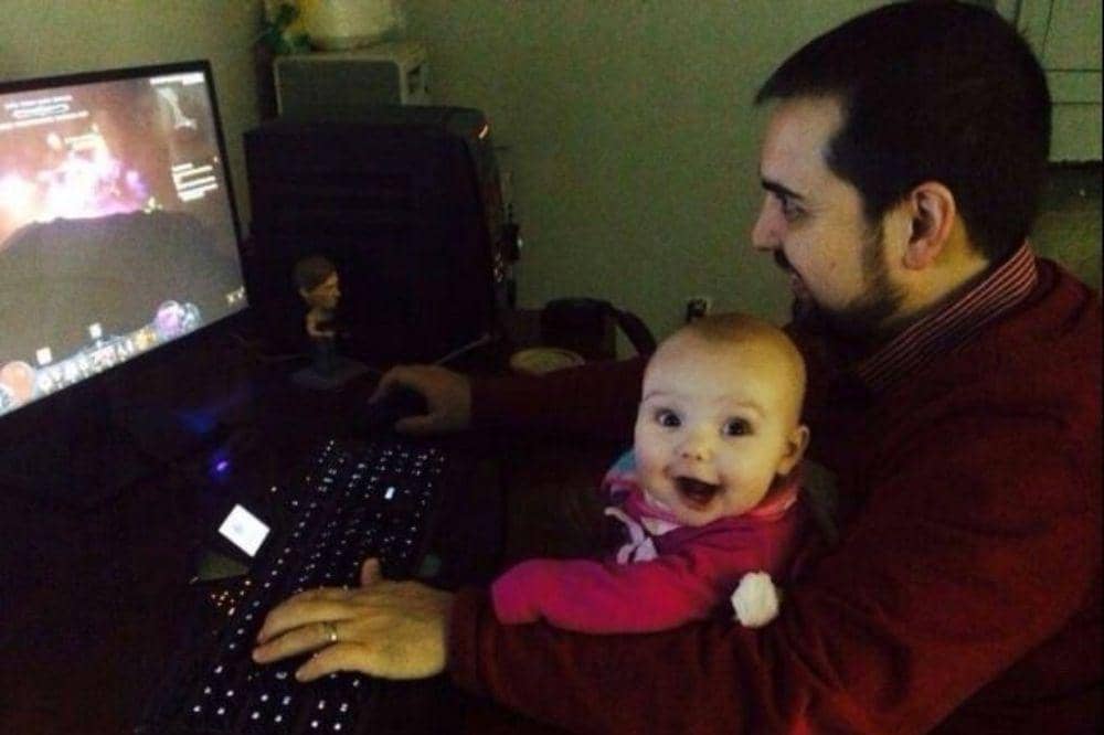 Menggabungkan hobi dan tugas negara: ayah yang multitasking
