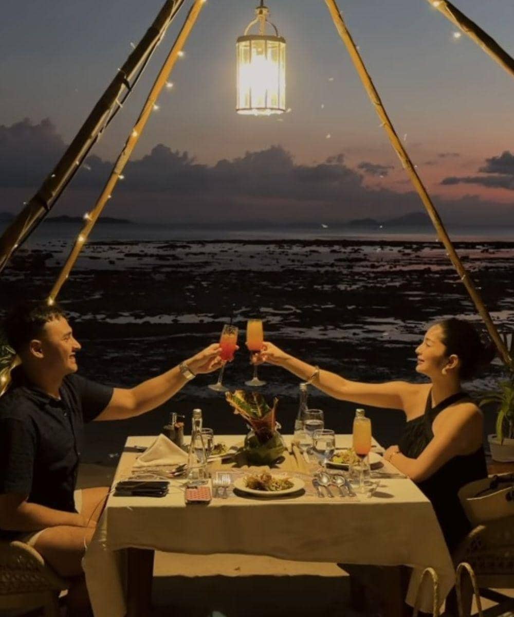 Debi dan Marco makan malam romantis di tepi pantai