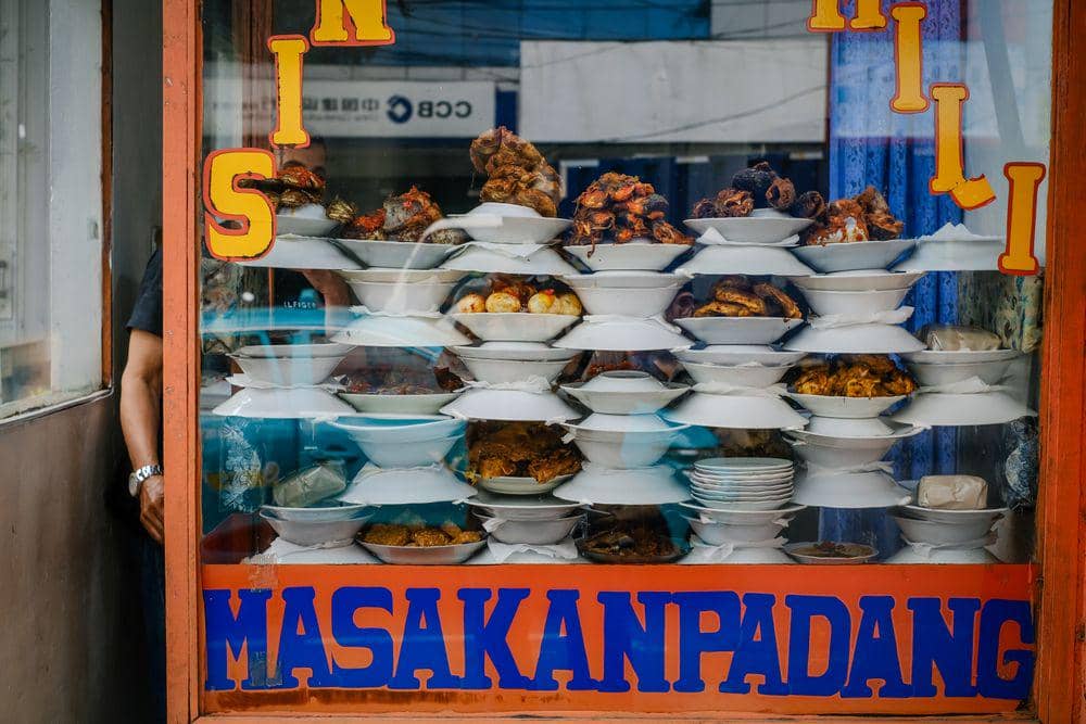 Hampir separuh orang Indonesia makan untuk mengatasi emosi