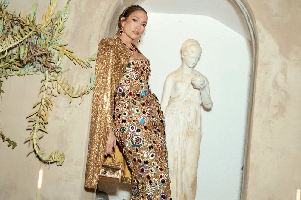 Penampilan JLo di Dolce & Gabbana, Seperti Ratu dalam Semalam