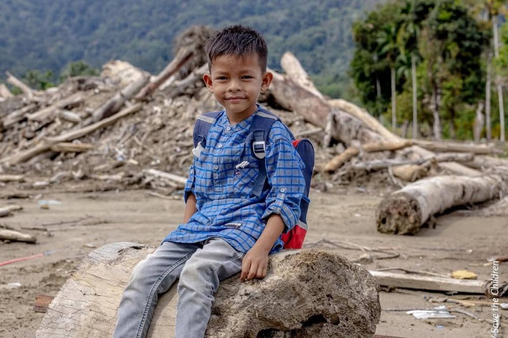 Salah satu anak yang merasakan kesulitan belajar normal dikarenakan desa dan rumahnya hancur akibat banjir bandang di pedalaman Aceh Timur
