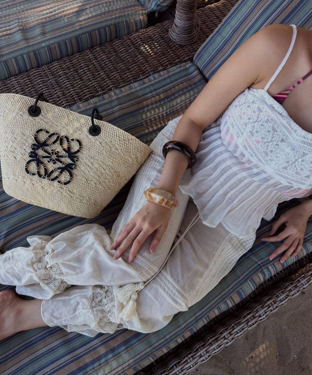 Detail outfit Debi selama liburan