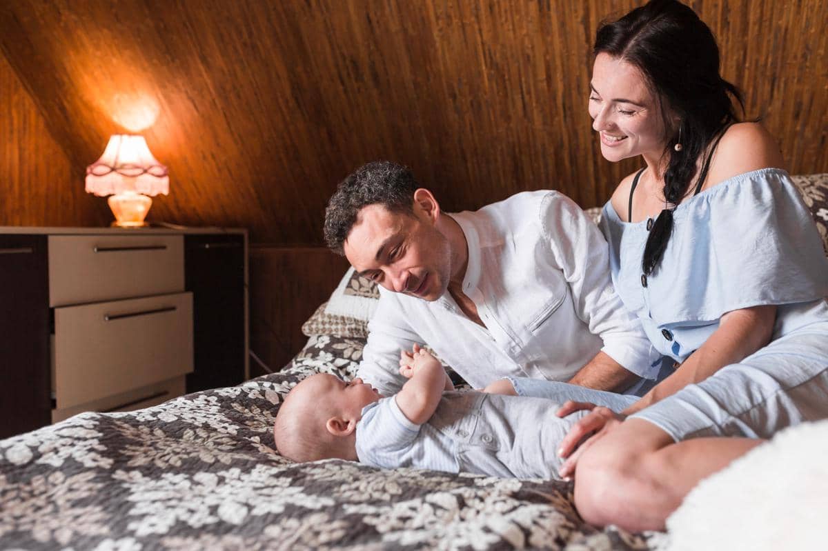 Riset: Tidur Bayi Lebih Tenang saat Bersama Papa