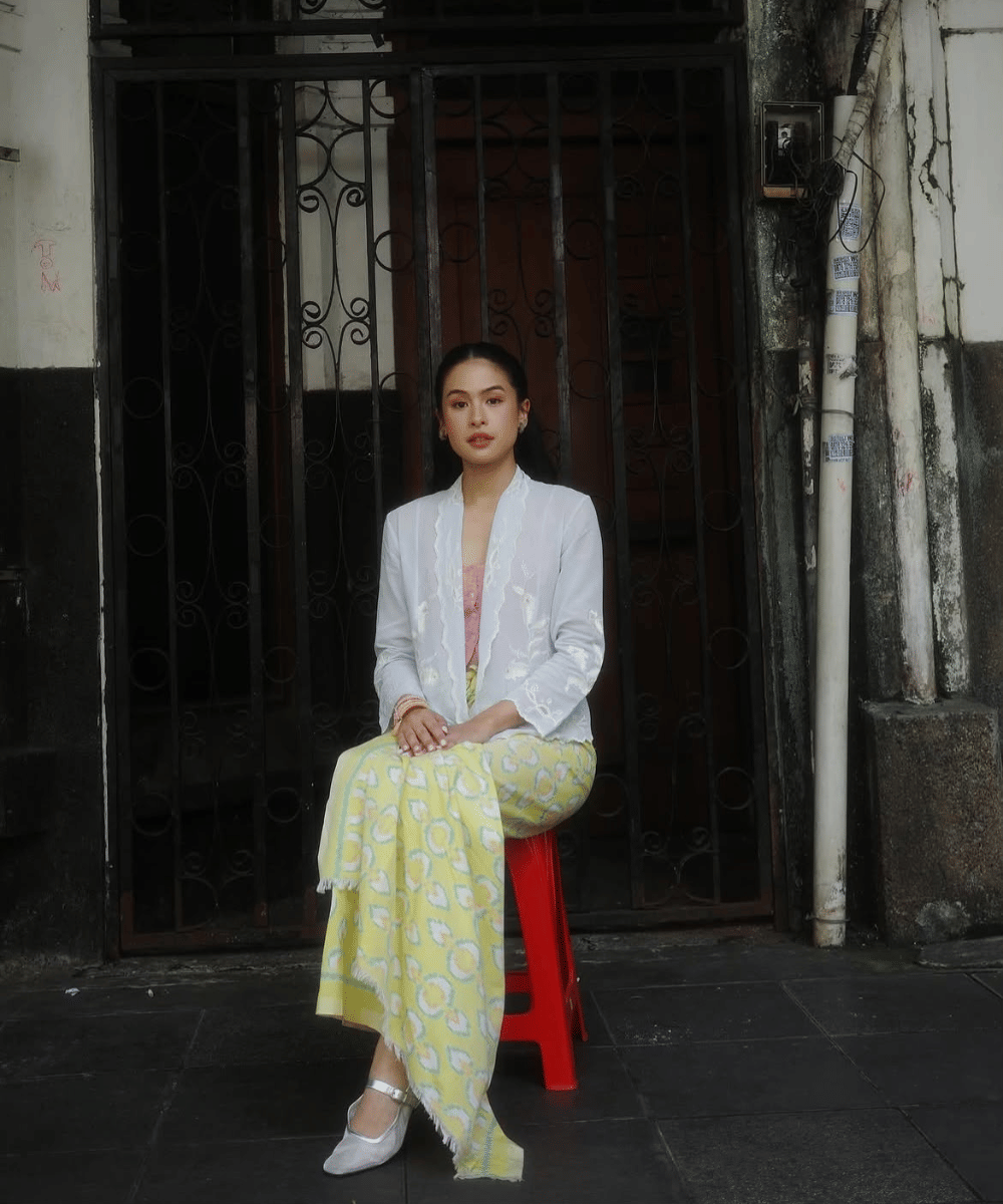 Klasik minimalis dengan kebaya putih bersih