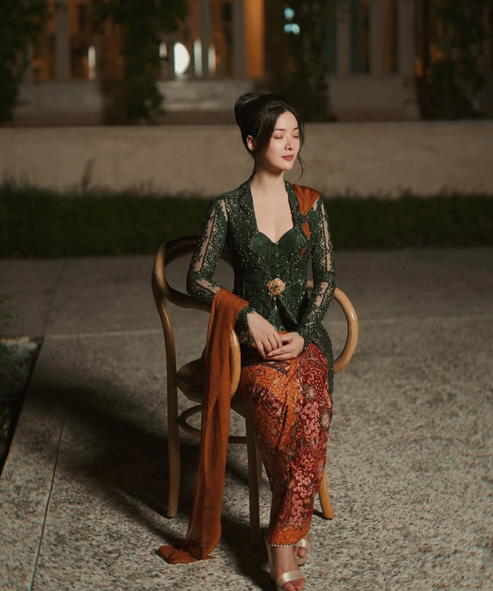 Anggun dengan kebaya brokat hijau tua