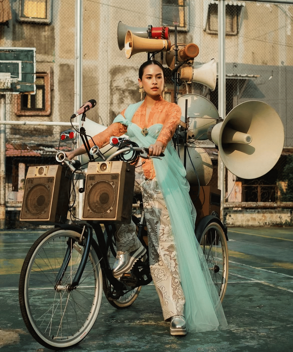 Tampil berani dengan kebaya oranye dan focal point unik
