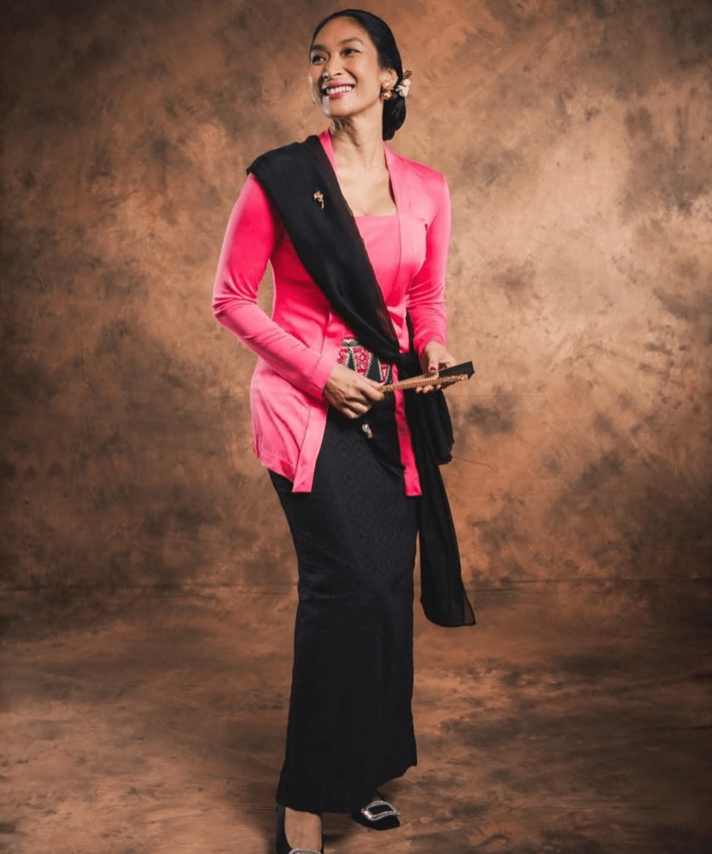 Chic dengan kebaya pink dan selendang