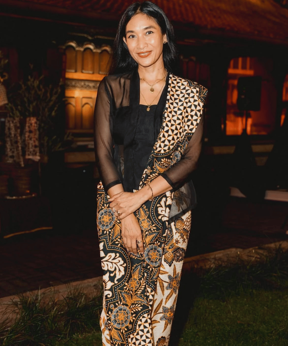 Elegan dengan kebaya hitam dan kain batik