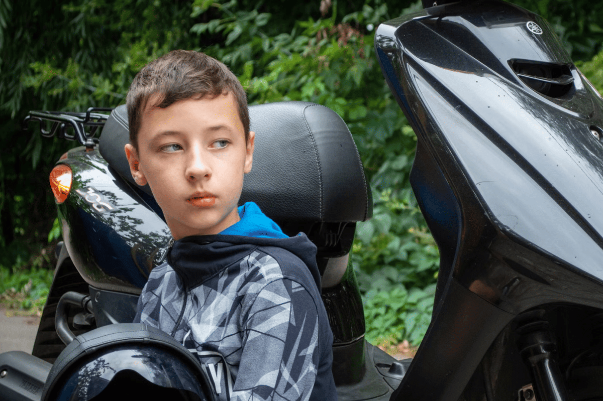 Jangan izinkan anak di bawah umur untuk mengendarai motor